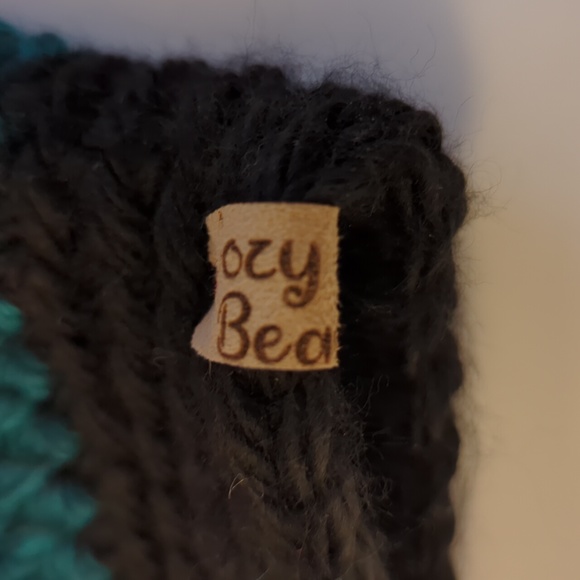 Cozy Beaver ponytail toque - Picture 2 of 4